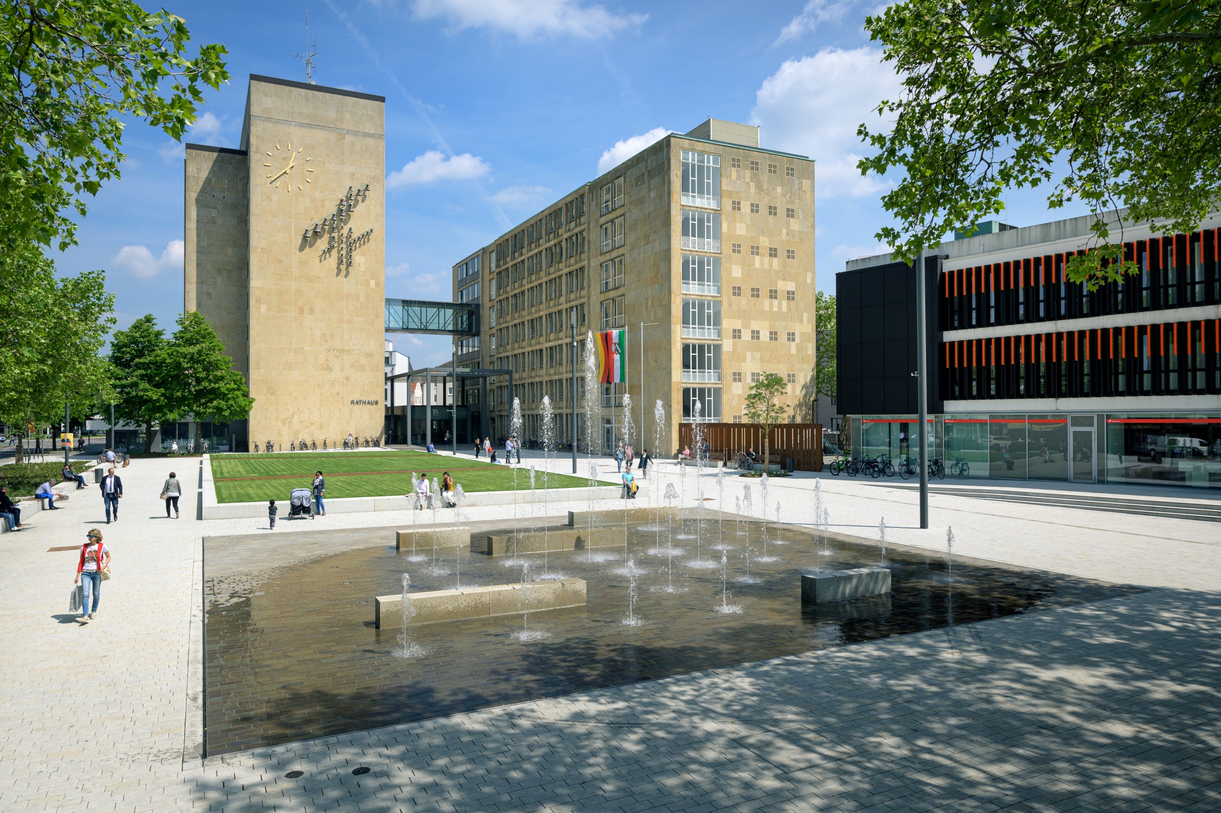 Blick auf das Gütersloher Rathaus vom Konrad-Adenauer-Platz aus