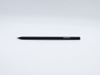 schwarzer Bleistift mit weißer Aufschrift "Gütersloh"