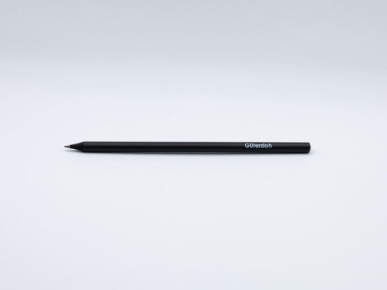 schwarzer Bleistift mit weißer Aufschrift "Gütersloh"