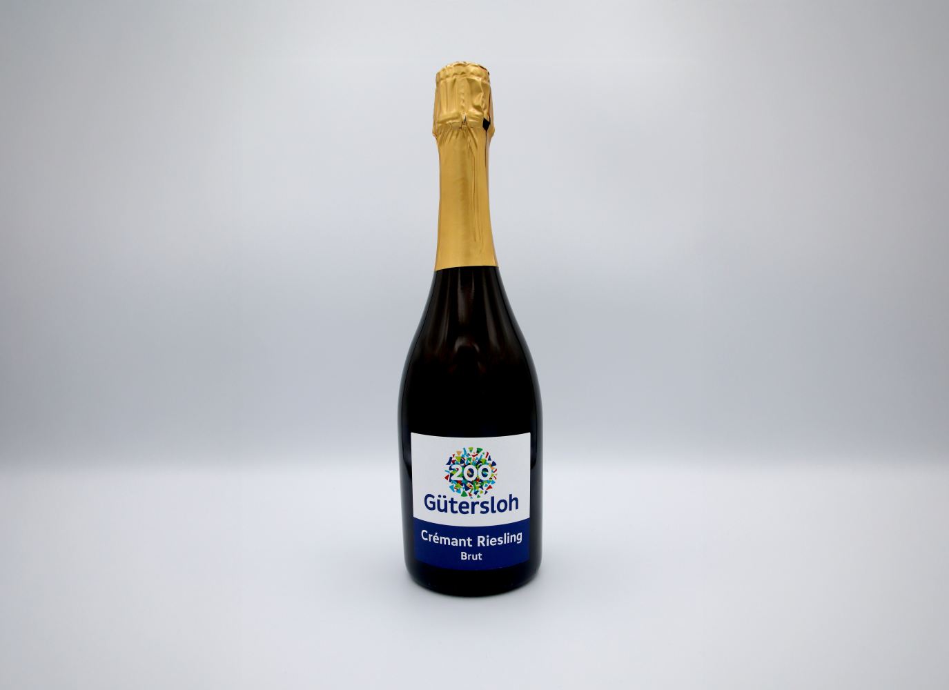 Eine Flasche Cremant Riesling mit Logo des Stadtjubiläums Gütersloh