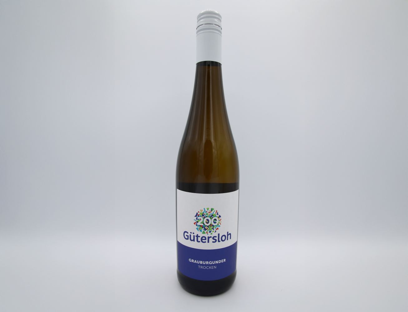 Hohe Weinflasche mit Logo des Stadtjubiläums Gütersloh und der Aufschrift Grauburgunder
