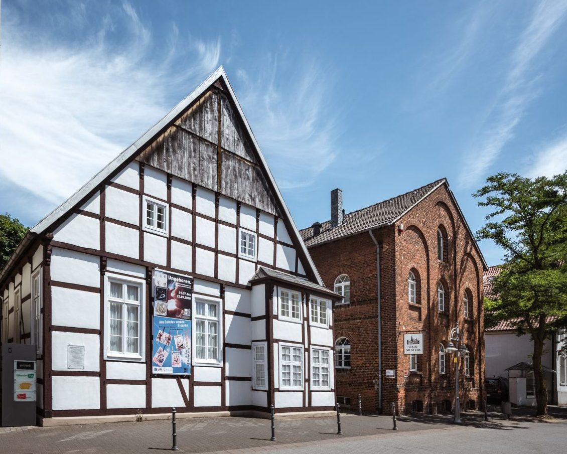 Zwei Gebäude, das linke ein Fachwerkhaus, das rechte mit rotem Klinker