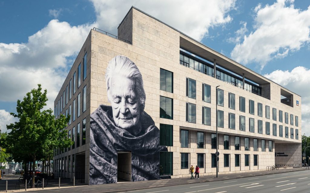 Ein Portrait von Sabine Gramlich auf der Fassade der Volksbank Gütersloh